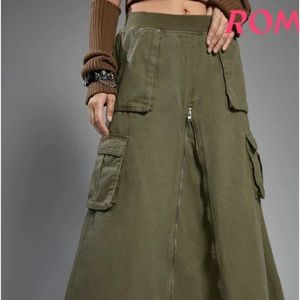 ROMWE Grunge Punk Cargo Skirt. Medium